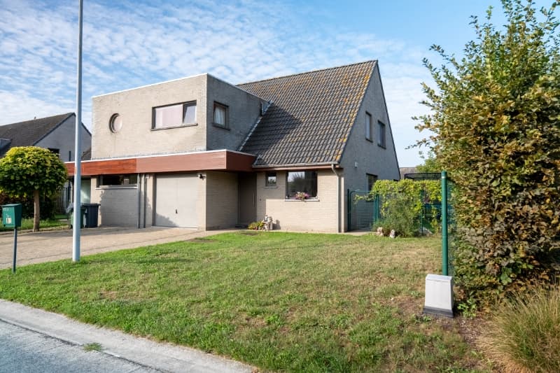Ruime halfopen woning met 3 slaapkamers en zonnige tuin in populaire Lobos te Lochristi